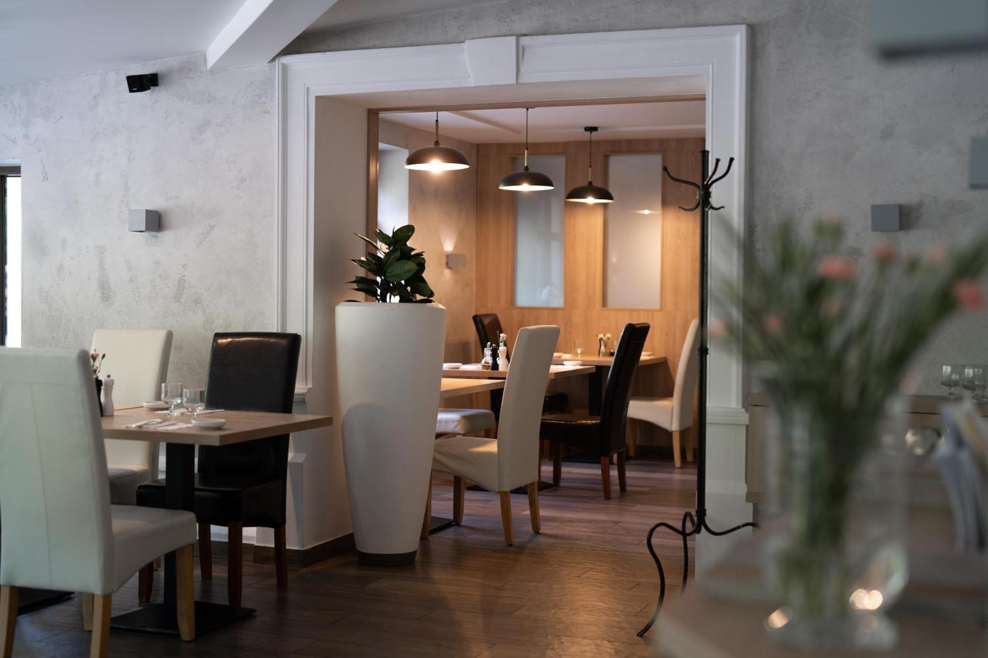 Penzion A Restaurace Bily Mlyn ลิเบอเรซ ภายนอก รูปภาพ